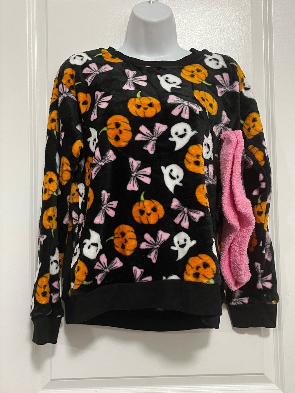 NWT Weekending Halloween Plush Pajama Sweatshirt & Fuzzy Socks Set XS